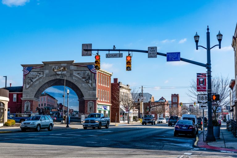 Main Street of Circleville Ohio with interesting arched building and storefronts lining the street.