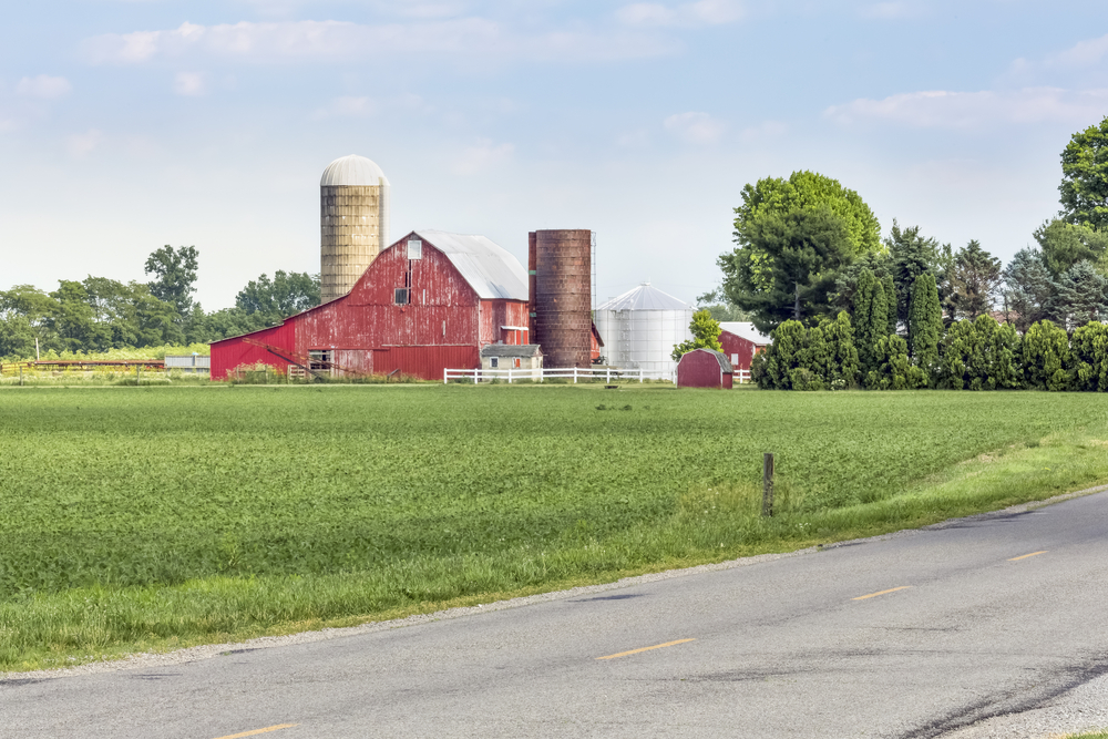 Red barn on large farm with green pasture in foreground signals one of the best towns in Ohio is close by.