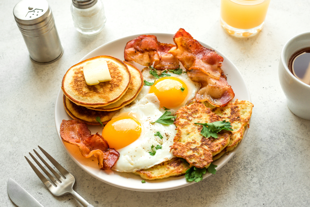 A full American breakfast on a plate in an article about breakfast in Cleveland