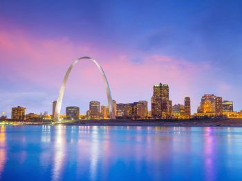 The St. Louis skyline at sunset, featuring the Gateway Arch, one of the best things to do in St. Louis.