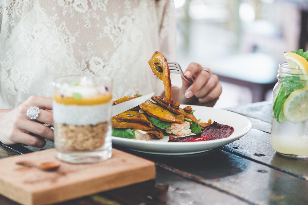 Women eating a healthy breakfast in a cafe