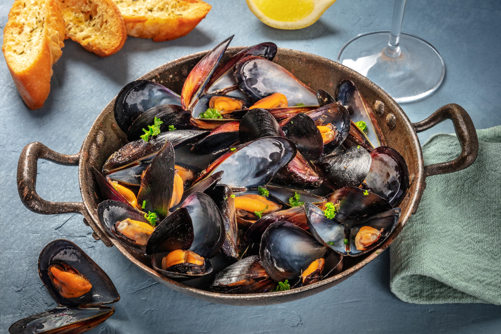 A dish of mussels ready to eat.