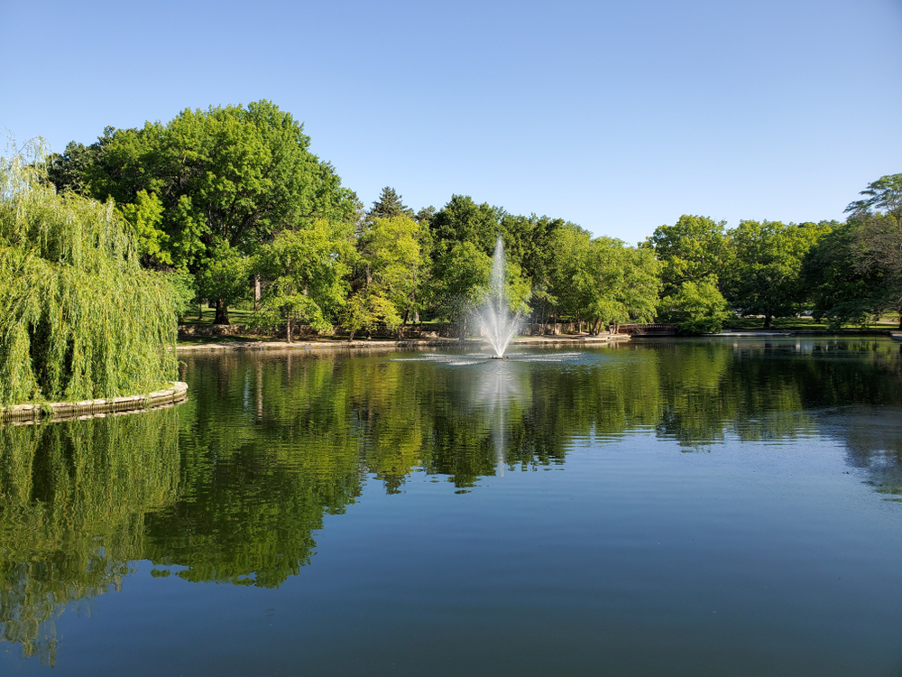 A lake at Loose Park with a fountain in the middle.