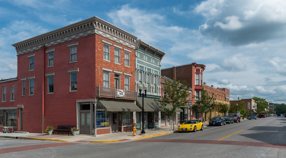 Cute, historic buildings i ndowntown Hannibal, one of the best small towns in Missouri.