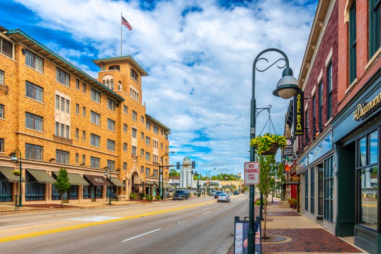 15 Charming Small Towns In Illinois - Midwest Explored