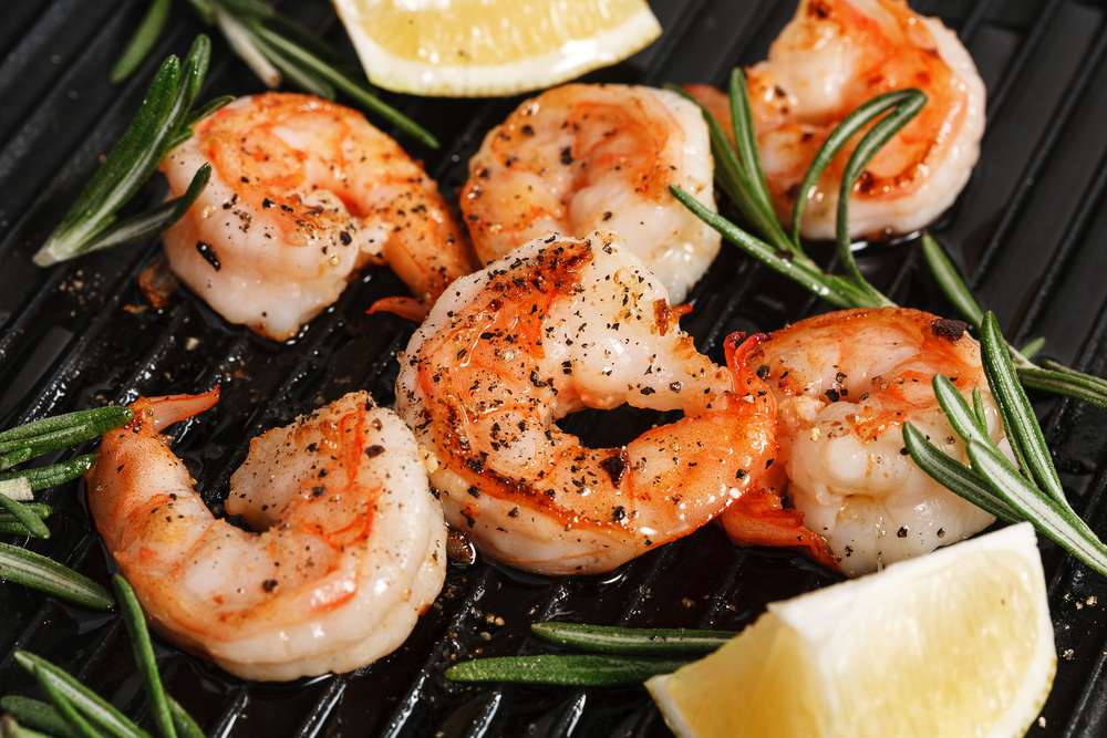 grilled shrimp with wedges of lemon and spices