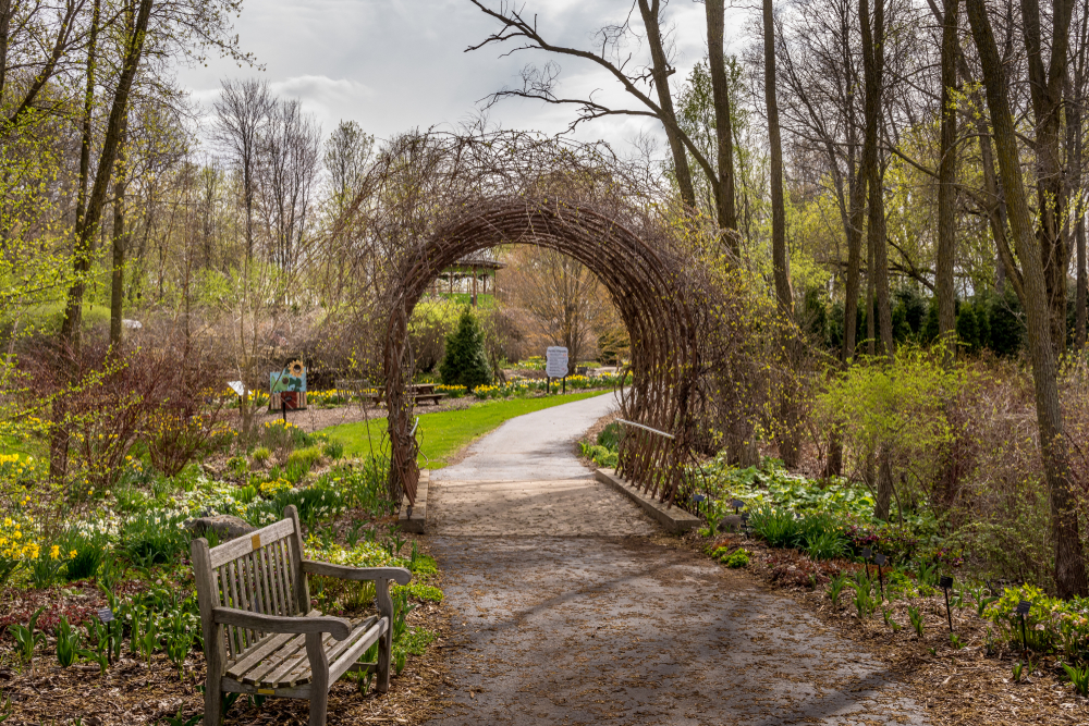 garden with a wood archway things to do in green bay