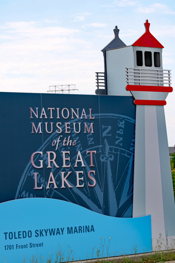 A sign with a lighthouse for the National Museum of the Great Lakes