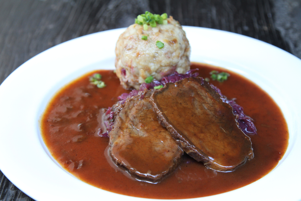 Sauerbraten and potatoes wit gravy and red cabbage