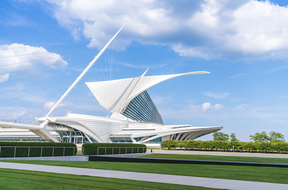 Milwaukee art museum with blue sky background