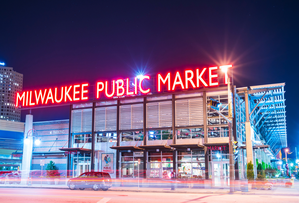 The outside of the Milwaukee Public Museum at night