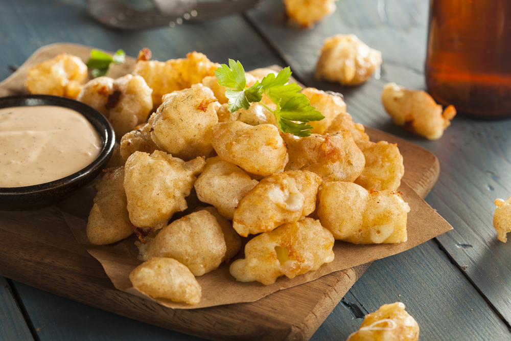 Cheese curds with dipping sauce