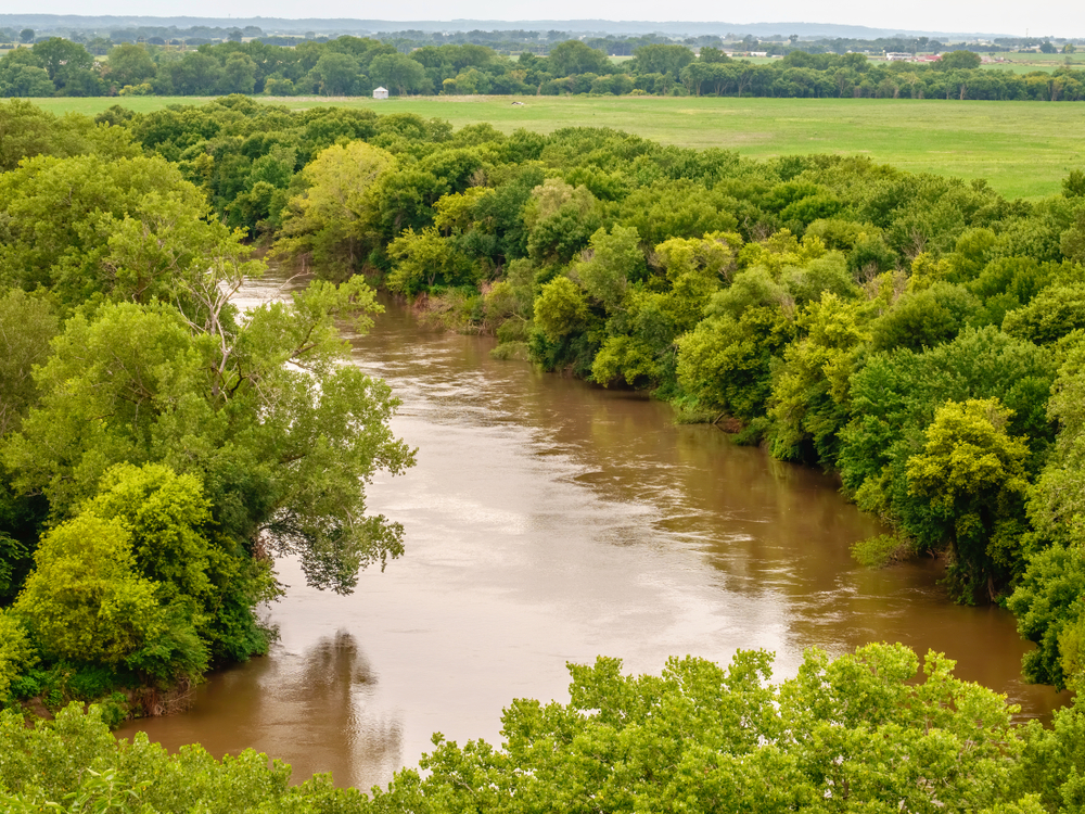 river surrounded by green trees and shrubs things to do in sioux city