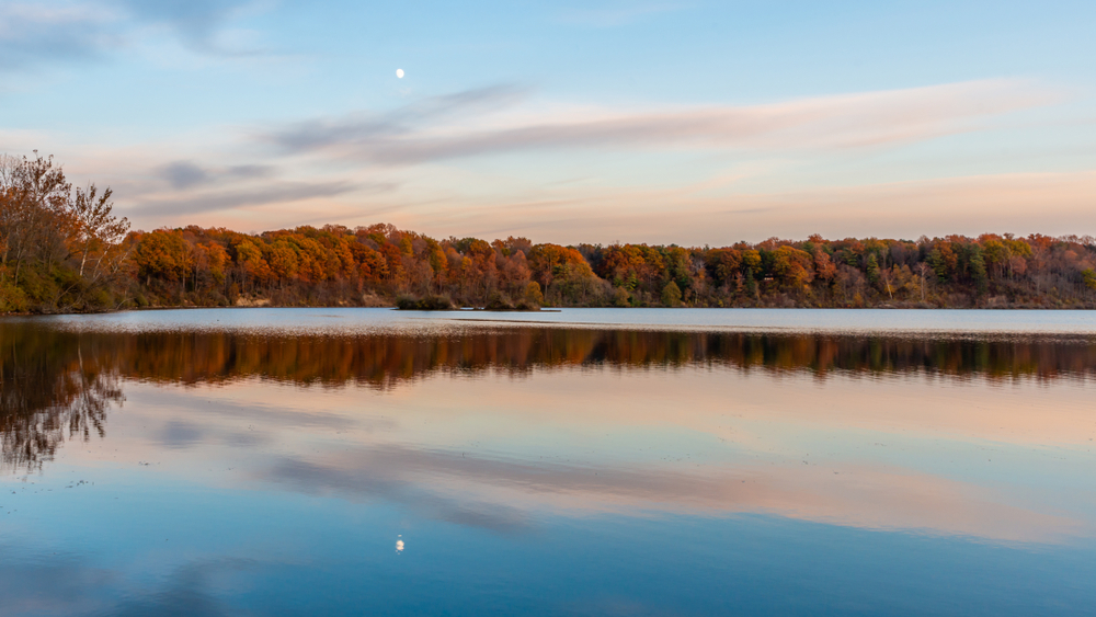 The lake with fall foilage in the lakeside at Eagle Creek State Park