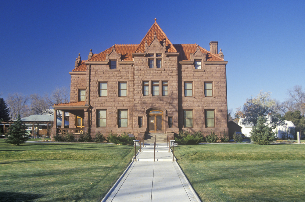 Front of the Moss Mansion on a sunny day in Montana.