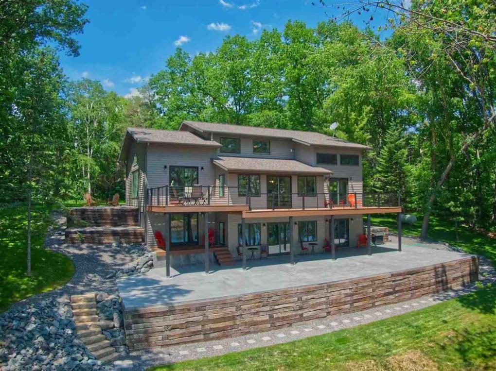 Exterior photo of the big Valor Run Ski House surrounded by green trees.