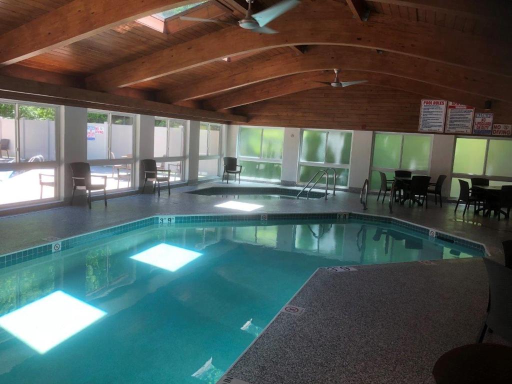 A swimming pool with tables and chairs around it. One of the resorts in Door County  