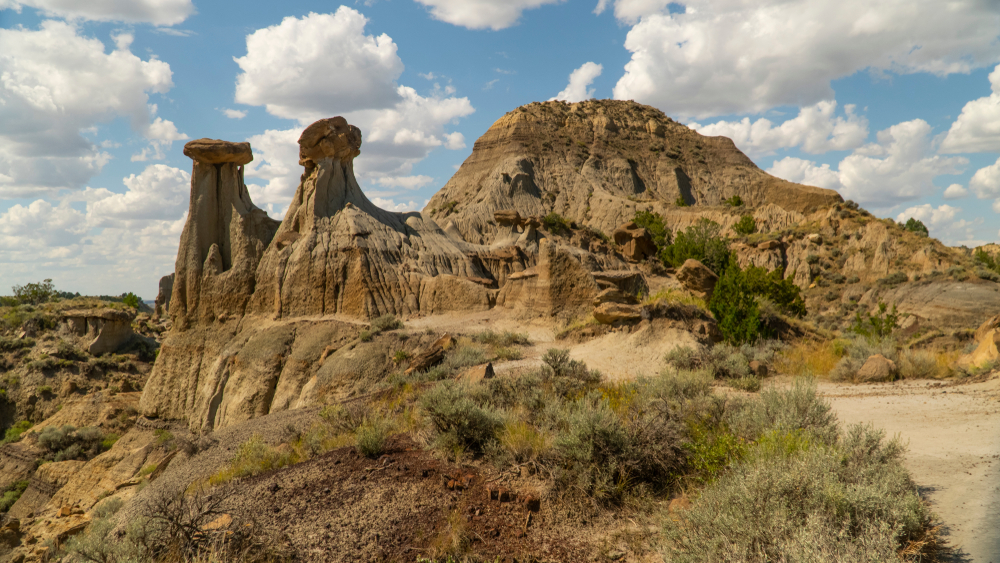 The rugged, scrubby landscape of Makoshika State Park.