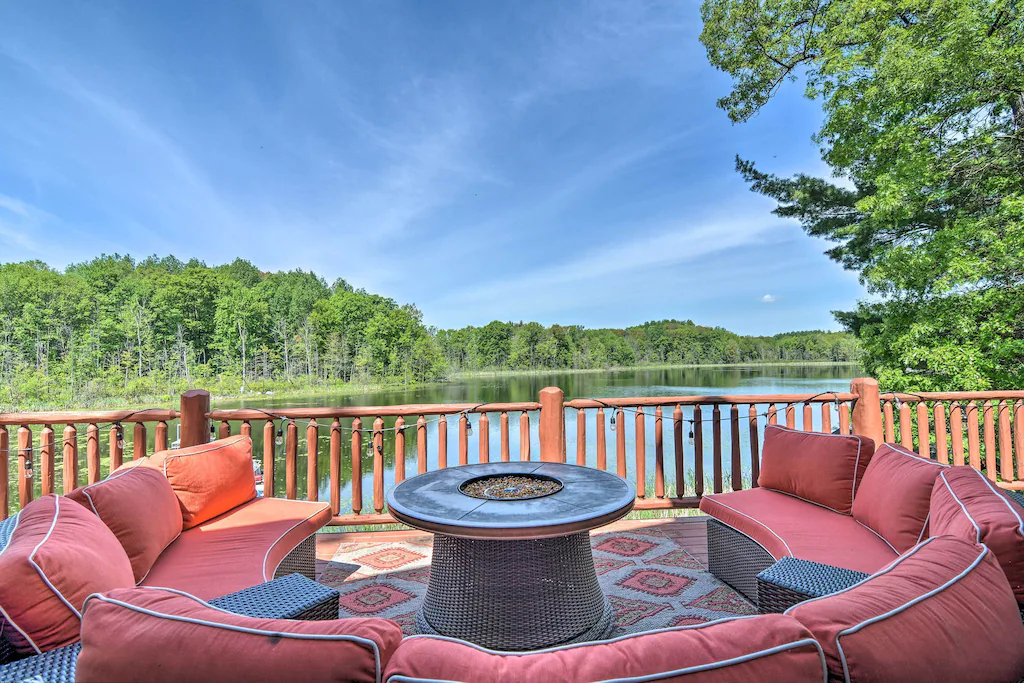 outdoor seating area overlooking the lake. The article is about cabins in Michigan 