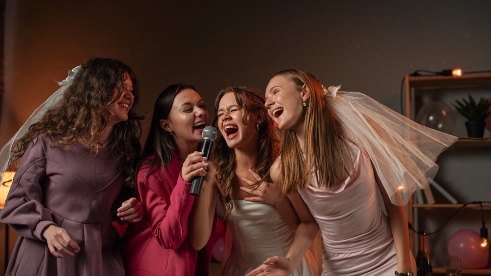 girls doing karaoke together mall of america